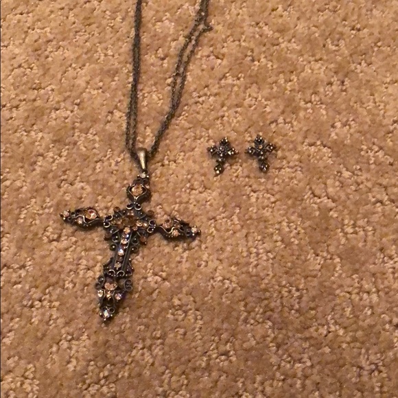 Rhinestone Cross pendant with matching earrings - Picture 1 of 3